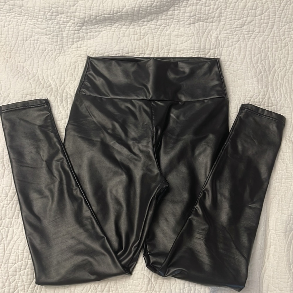 CLIV HIGH WAISTED FAUX BLACK LEATHER LEGGINGS. - Picture 8 of 9
